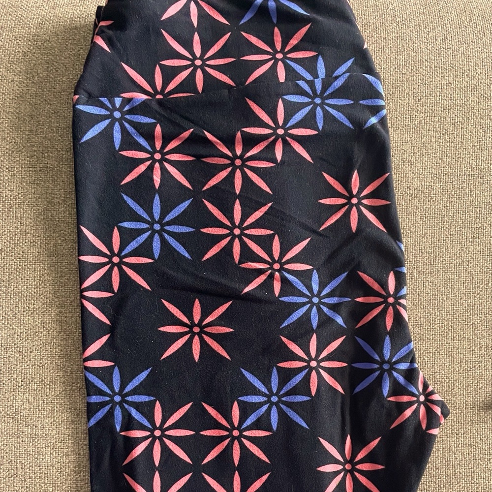 LuLaRoe Tall/Curvy Blk/Blue/Salmon